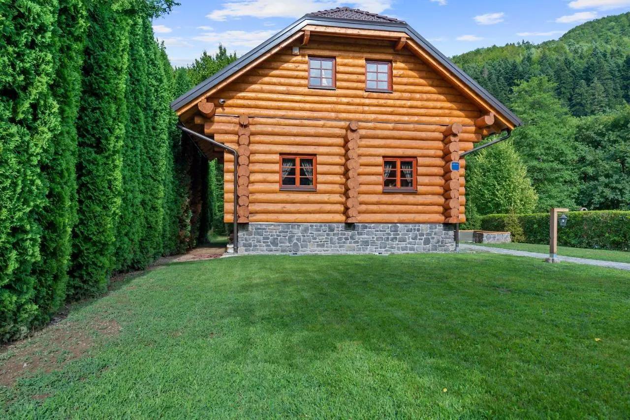 Log House The River Pearl 0*, Brod na Kupi